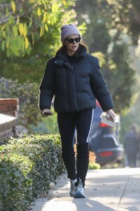 Jennifer-Garner---Goes-for-a-solo-walk-03.jpg