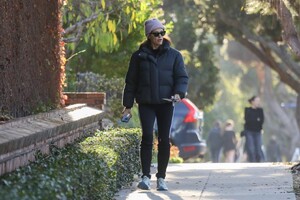 Jennifer-Garner---Goes-for-a-solo-walk-04.jpg