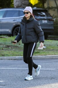 Jennifer-Garner---Goes-for-a-solo-walk-06.jpg