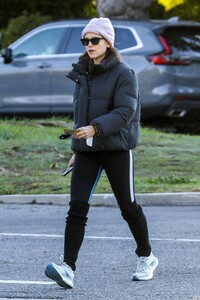 Jennifer-Garner---Goes-for-a-solo-walk-08.jpg