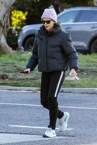 Jennifer-Garner---Goes-for-a-solo-walk-10.jpg