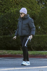 Jennifer-Garner---Goes-for-a-solo-walk-12.jpg