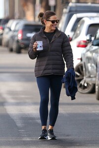 Jennifer-Garner---Seen-on-a-walk-with-a-friend-in-Pacific-Palisades-01.jpg