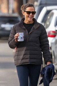 Jennifer-Garner---Seen-on-a-walk-with-a-friend-in-Pacific-Palisades-06.jpg