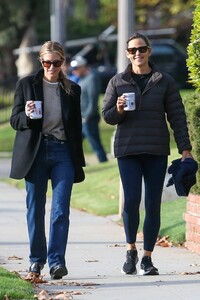 Jennifer-Garner---Seen-on-a-walk-with-a-friend-in-Pacific-Palisades-07.jpg