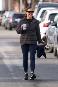 Jennifer-Garner---Seen-on-a-walk-with-a-friend-in-Pacific-Palisades-08.jpg