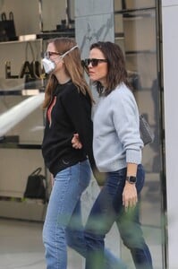 Jennifer-Garner---With-Violet-Affleck-seen-shopping-at-the-Chanel-Store-in-Beverly-Hills-06.jpg