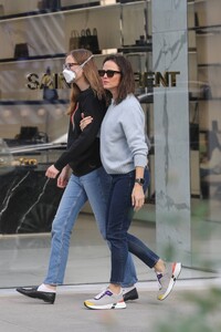 Jennifer-Garner---With-Violet-Affleck-seen-shopping-at-the-Chanel-Store-in-Beverly-Hills-11.jpg