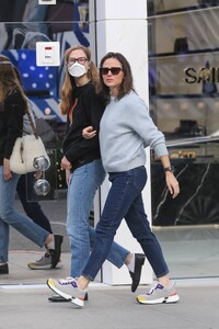 Jennifer-Garner---With-Violet-Affleck-seen-shopping-at-the-Chanel-Store-in-Beverly-Hills-20.jpg