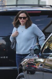 Jennifer-Garner---With-Violet-Affleck-seen-shopping-at-the-Chanel-Store-in-Beverly-Hills-30.jpg