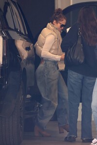 Jennifer-Lopez---Arrives-at-a-business-building-in-Wets-Hollywood-06.jpg