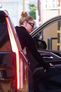 Jennifer-Lopez---Spotted-at-a-gym-in-Los-Angeles-08.jpg
