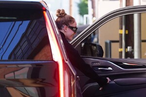 Jennifer-Lopez---Spotted-at-a-gym-in-Los-Angeles-09.jpg