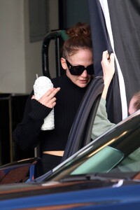 Jennifer-Lopez---Spotted-at-a-gym-in-Los-Angeles-21.jpg