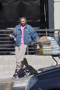 Jessica-Hart---Seen-while-shopping-at-Gelsons-04.jpg
