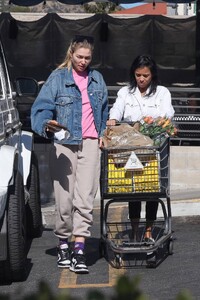 Jessica-Hart---Seen-while-shopping-at-Gelsons-05.jpg