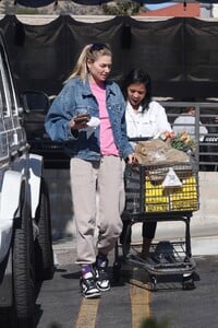 Jessica-Hart---Seen-while-shopping-at-Gelsons-10.jpg