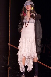 JohnGalliano2000WomenRTW5.thumb.jpg.9ccb7938003f8242a3967ac75bb2a832.jpg