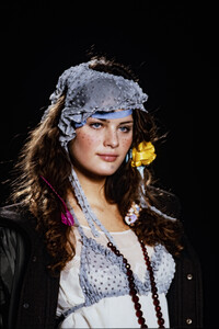 JohnGalliano2000WomenRTW6.thumb.jpg.0fede4a5a8b6d62cf600d8c0d7a18745.jpg