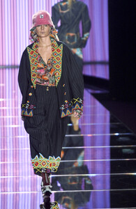 JohnGalliano2002SS7.thumb.jpg.8569f2acb8ebdb2c6907697a21d02273.jpg