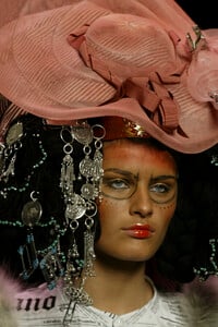 JohnGalliano2004FW89.thumb.jpg.5b1603956cfa68b91b326c29ccd81b18.jpg