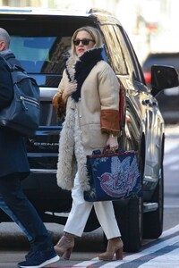 Kate-Hudson---Taking-a-stroll-in-New-York-07.jpg
