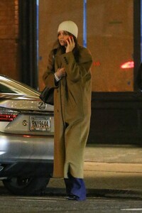 Katie-Holmes---On-a-night-dinner-outing-in-New-York-01.jpg