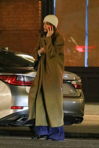 Katie-Holmes---On-a-night-dinner-outing-in-New-York-03.jpg