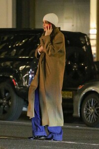 Katie-Holmes---On-a-night-dinner-outing-in-New-York-04.jpg