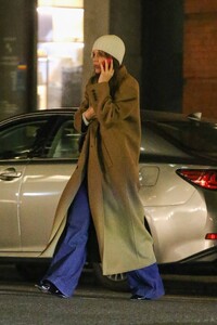 Katie-Holmes---On-a-night-dinner-outing-in-New-York-07.jpg