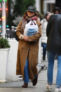 Katie-Holmes---Shopping-on-New-Years-Eve-in-New-York-01.jpg