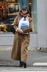 Katie-Holmes---Shopping-on-New-Years-Eve-in-New-York-02.jpg