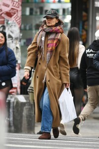 Katie-Holmes---Shopping-on-New-Years-Eve-in-New-York-04.jpg