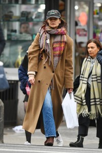 Katie-Holmes---Shopping-on-New-Years-Eve-in-New-York-08.jpg
