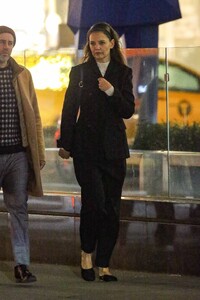 Katie-Holmes---Steps-out-for-dinner-with-producer-Michael-Fitzgerald-in-New-York-01.jpg