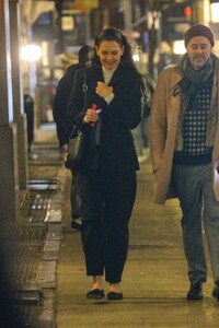 Katie-Holmes---Steps-out-for-dinner-with-producer-Michael-Fitzgerald-in-New-York-03.jpg