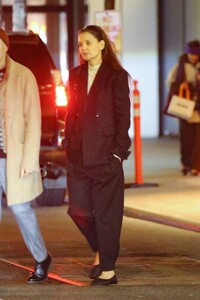 Katie-Holmes---Steps-out-for-dinner-with-producer-Michael-Fitzgerald-in-New-York-04.jpg