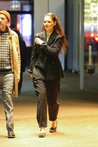 Katie-Holmes---Steps-out-for-dinner-with-producer-Michael-Fitzgerald-in-New-York-06.jpg