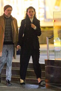 Katie-Holmes---Steps-out-for-dinner-with-producer-Michael-Fitzgerald-in-New-York-09.jpg