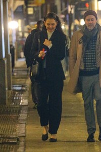 Katie-Holmes---Steps-out-for-dinner-with-producer-Michael-Fitzgerald-in-New-York-14.jpg