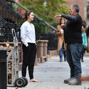 Keri-Russell---Seen-while-out-barefoot-in-New-York-01.jpg