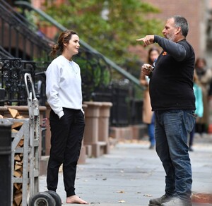 Keri-Russell---Seen-while-out-barefoot-in-New-York-02.jpg