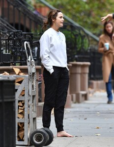 Keri-Russell---Seen-while-out-barefoot-in-New-York-03.jpg