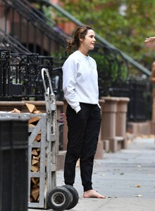 Keri-Russell---Seen-while-out-barefoot-in-New-York-06.jpg