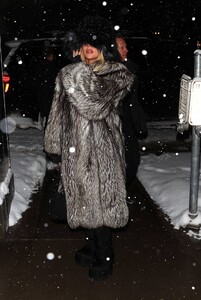 Khloe-Kardashian---Arrives-for-dinner-in-Aspen-03.jpg