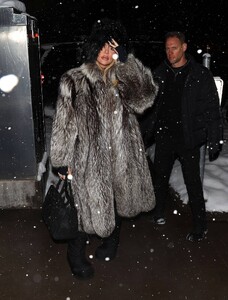 Khloe-Kardashian---Arrives-for-dinner-in-Aspen-04.jpg