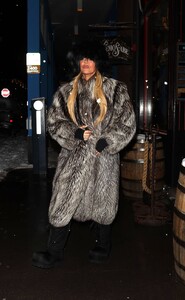 Khloe-Kardashian---Arrives-for-dinner-in-Aspen-07.jpg