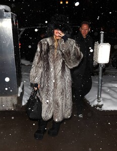 Khloe-Kardashian---Arrives-for-dinner-in-Aspen-08.jpg