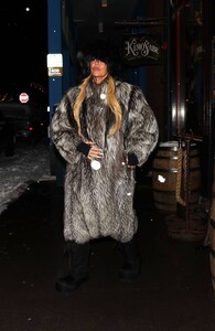 Khloe-Kardashian---Arrives-for-dinner-in-Aspen-10.jpg