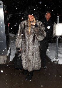 Khloe-Kardashian---Arrives-for-dinner-in-Aspen-14.jpg